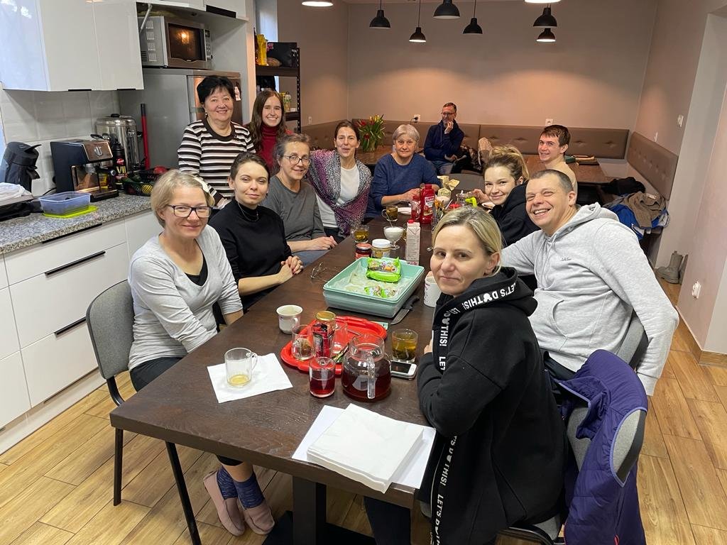 Whitney Cravens (front right) enjoys a visit with refugees from Ukraine who were stopping for rest at a church in Poland near the Ukrainian border. Ms. Cravens, Program Assistant for Refugee Services of Catholic Charities of Central and Northern Missouri, spent 10 days assisting in Poland.